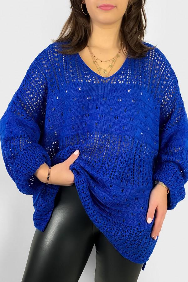 Duży ażurowy sweter damski oversize w kolorze kobaltowym rozcięcie dłuższy tył Levi 1