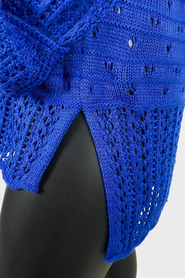 Duży ażurowy sweter damski oversize w kolorze kobaltowym rozcięcie dłuższy tył Levi 4