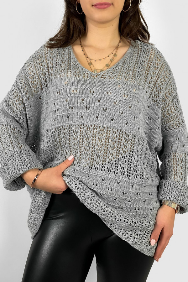 Duży ażurowy sweter damski oversize w kolorze szarym rozcięcie dłuższy tył Levi