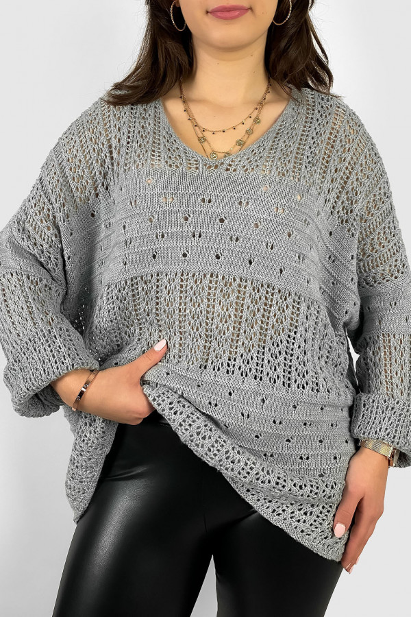 Duży ażurowy sweter damski oversize w kolorze szarym rozcięcie dłuższy tył Levi 1