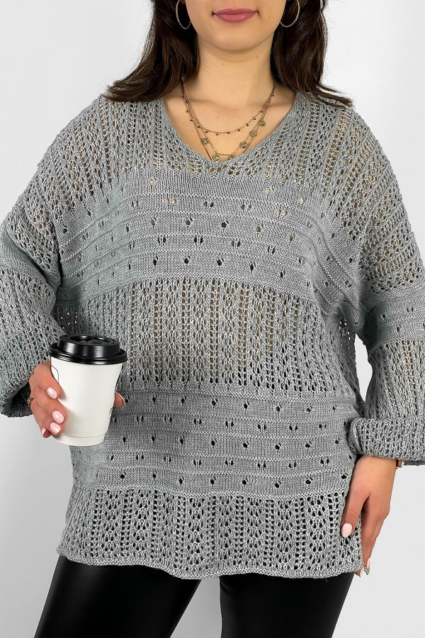 Duży ażurowy sweter damski oversize w kolorze szarym rozcięcie dłuższy tył Levi 3