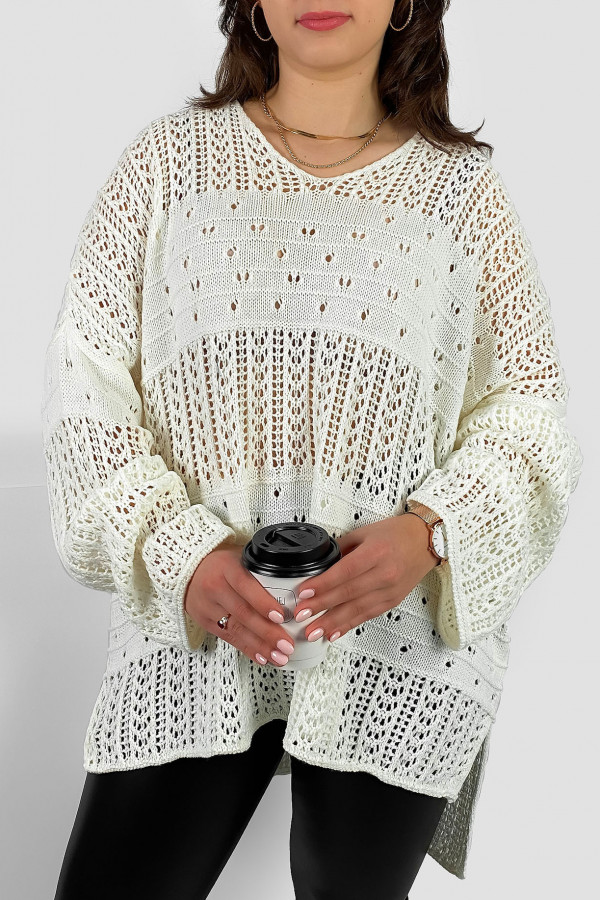 Duży ażurowy sweter damski oversize w kolorze ecru rozcięcie dłuższy tył Levi 2