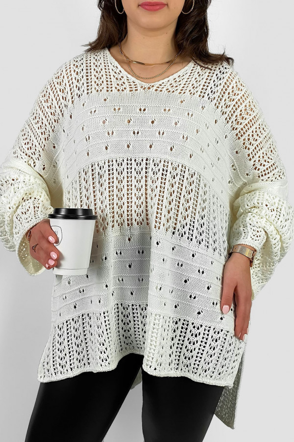Duży ażurowy sweter damski oversize w kolorze ecru rozcięcie dłuższy tył Levi 1