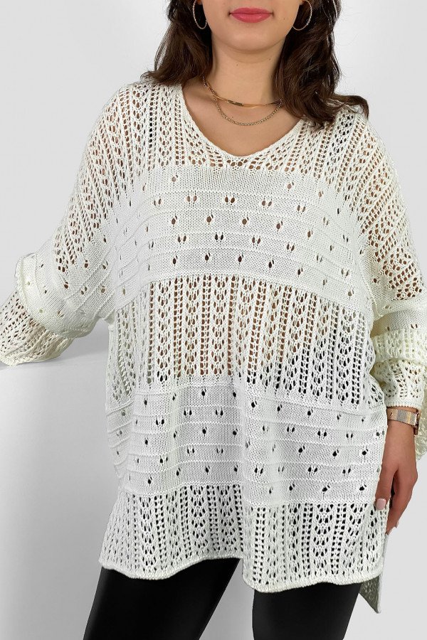 Duży ażurowy sweter damski oversize w kolorze ecru rozcięcie dłuższy tył Levi 3