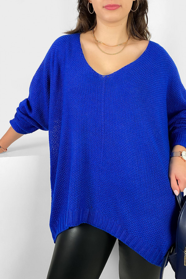 Duży sweter damski oversize w kolorze kobaltowym ściągacz dekolt V Meryl 1