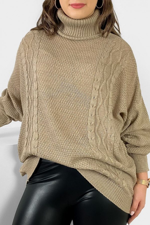 Lekki sweterek golf damski plus size w kolorze beżowym wzór splot Ronan