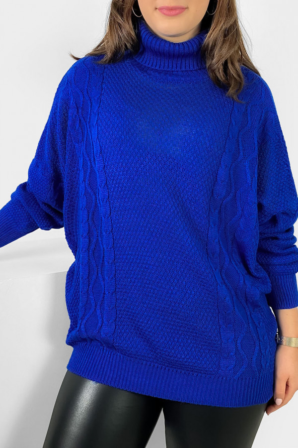 Lekki sweterek golf damski plus size w kolorze kobaltowym wzór splot Ronan 2