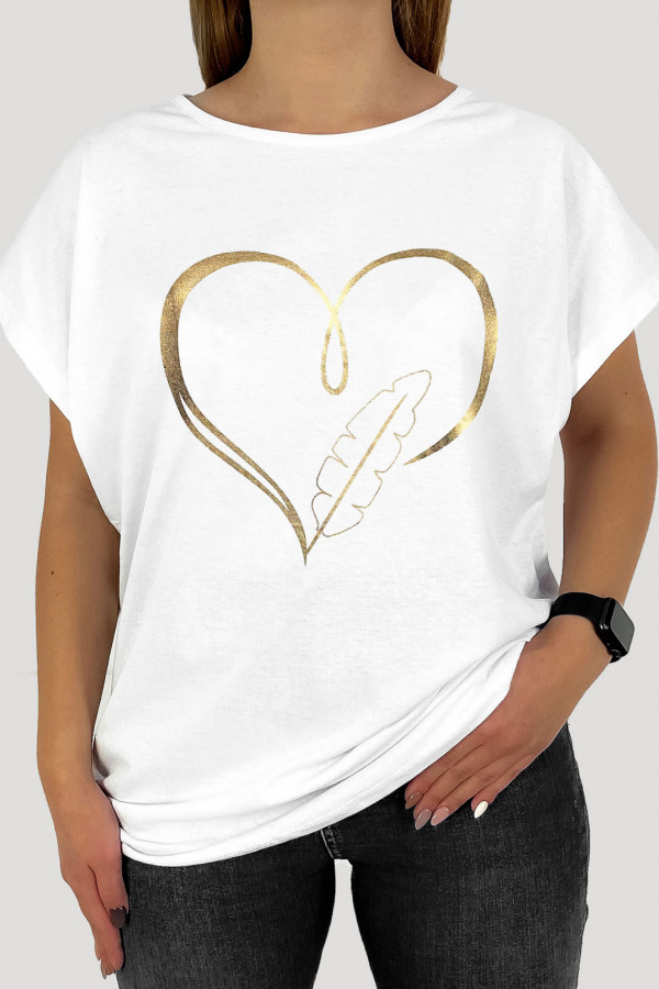 T-shirt damski plus size W DRUGIM GATUNKU w kolorze białym złoty print złote serce piórko
