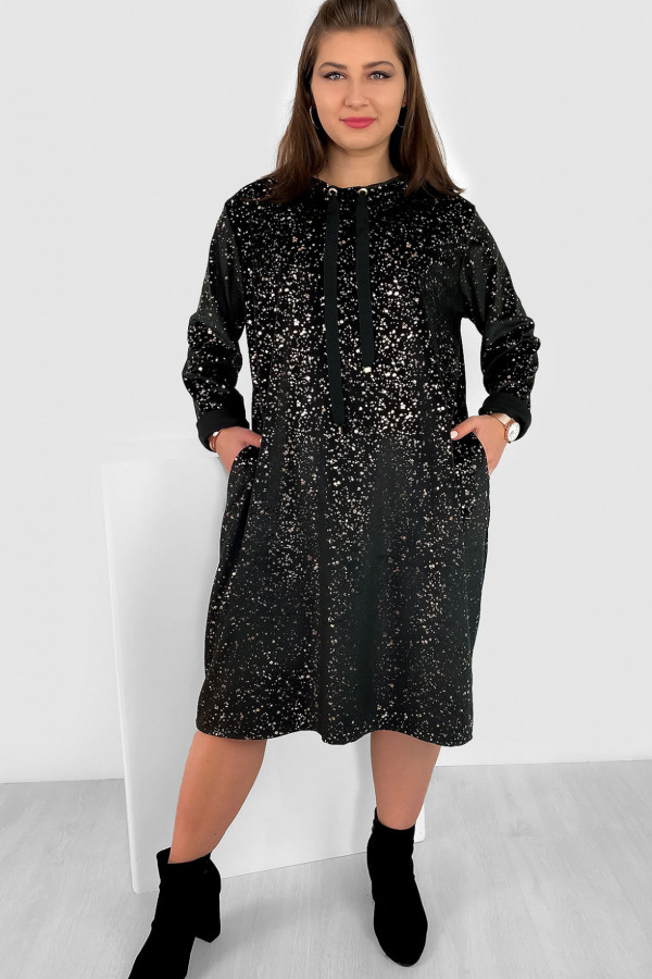 Welurowa sukienka plus size w kolorze czarnym z błyszczącymi elementami kieszenie ściągacze Alfira 3