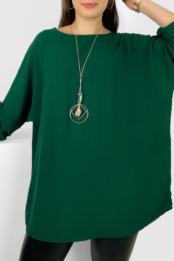 Tunika plus size w kolorze butelkowej zieleni podpinany rękaw 3/4 z naszyjnikiem Odalia 2