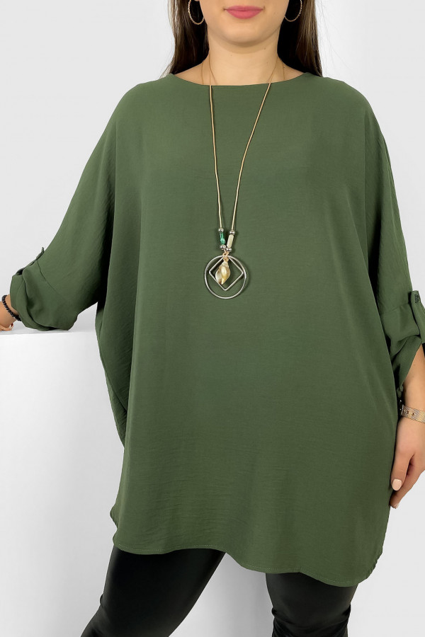 Tunika plus size w kolorze khaki podpinany rękaw 3/4 z naszyjnikiem Odalia 3