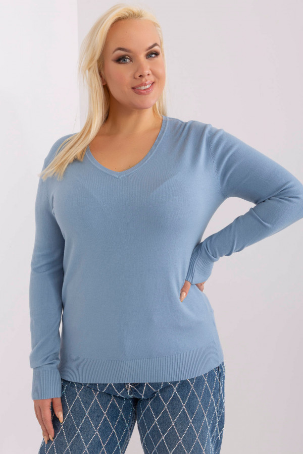 Milutki sweterek bluzka damska plus size w kolorze błękitnym dekolt V Isma 4