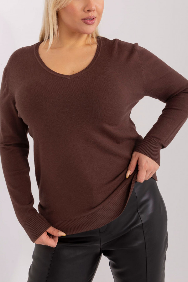 Milutki sweterek bluzka damska plus size w kolorze brązowym dekolt V Isma