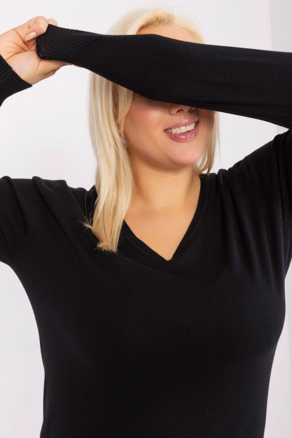 Milutki sweterek bluzka damska plus size w kolorze czarnym dekolt V Isma 2
