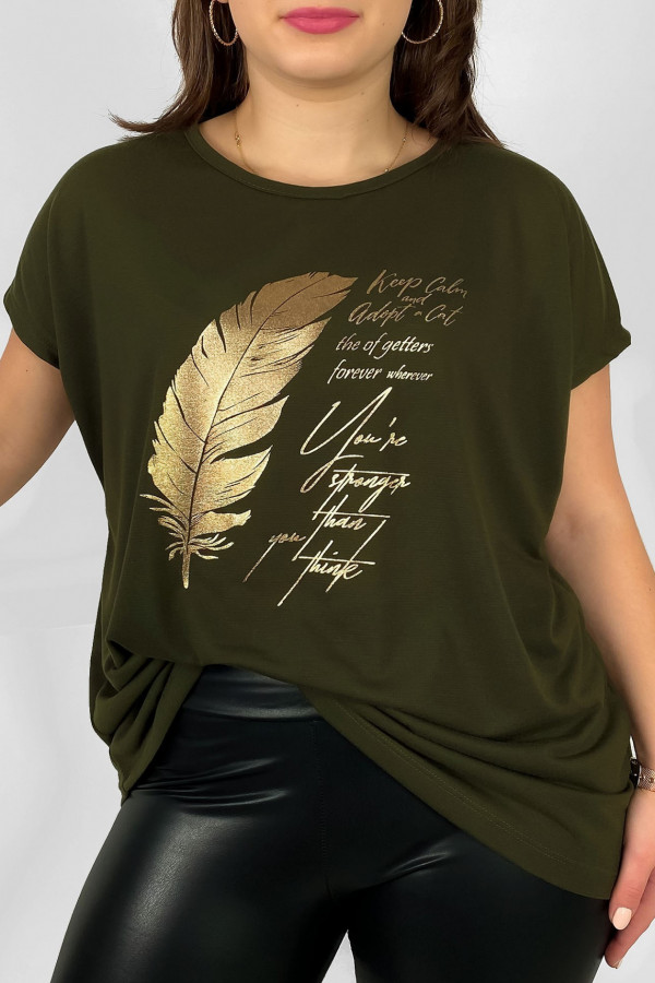 Nietoperz T-shirt damski plus size w kolorze dark khaki gold print piórko