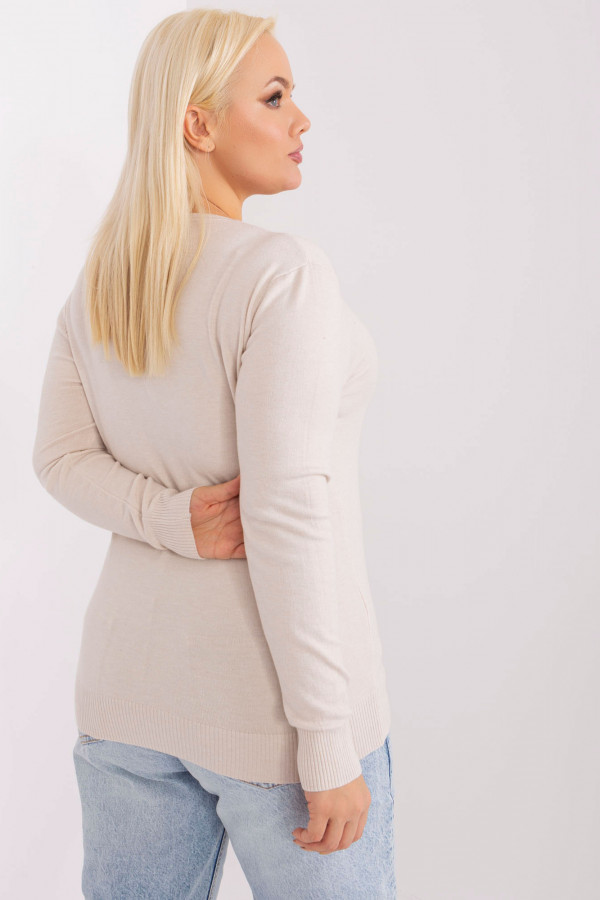 Milutki sweterek bluzka damska plus size w kolorze beżowym dekolt V Isma 4