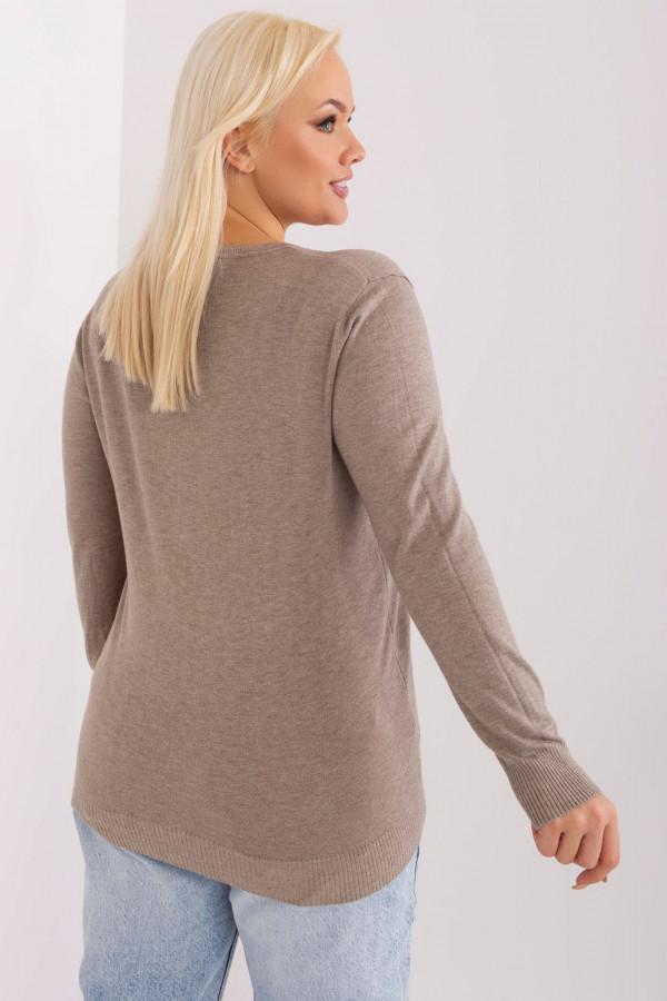 Milutki sweterek bluzka damska plus size w kolorze ciemnego beżu dekolt V Isma 3