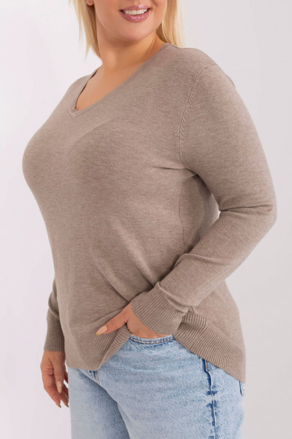 Milutki sweterek bluzka damska plus size w kolorze ciemnego beżu dekolt V Isma