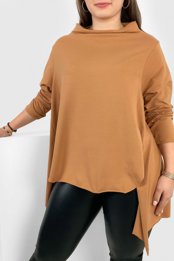 Asymetryczna bluzka damska plus size w kolorze camelowym dłuższy tył półgolf woda Ashanti 1
