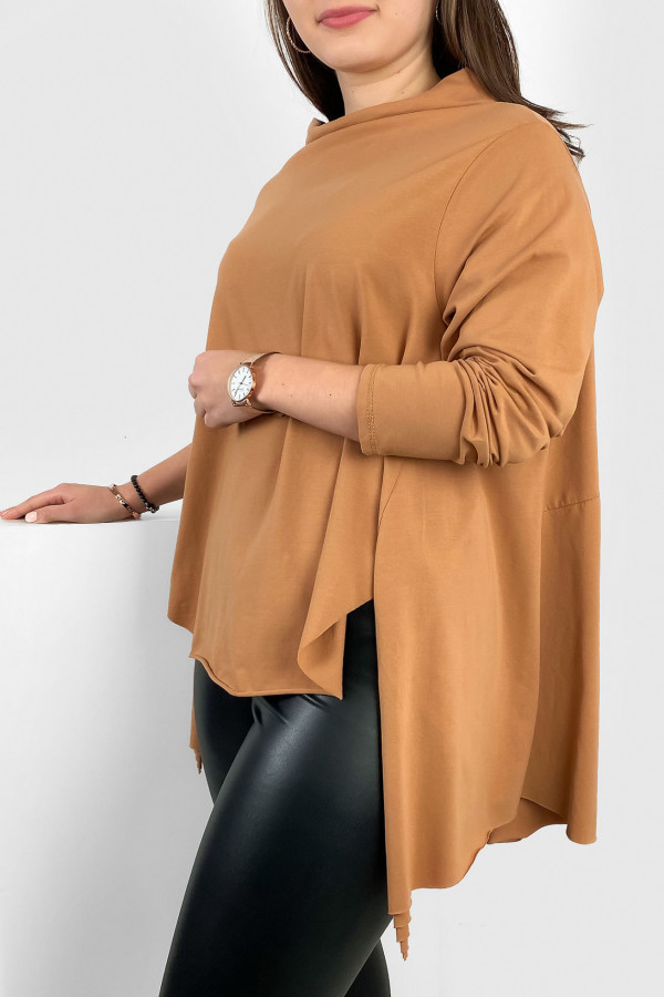 Asymetryczna bluzka damska plus size w kolorze camelowym dłuższy tył półgolf woda Ashanti 2