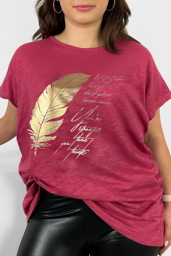 Nietoperz T-shirt damski plus size w kolorze truskawkowym gold print piórko