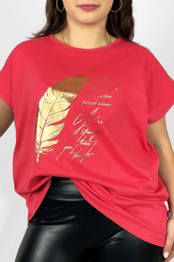 Nietoperz T-shirt damski plus size w kolorze koralowym gold print piórko