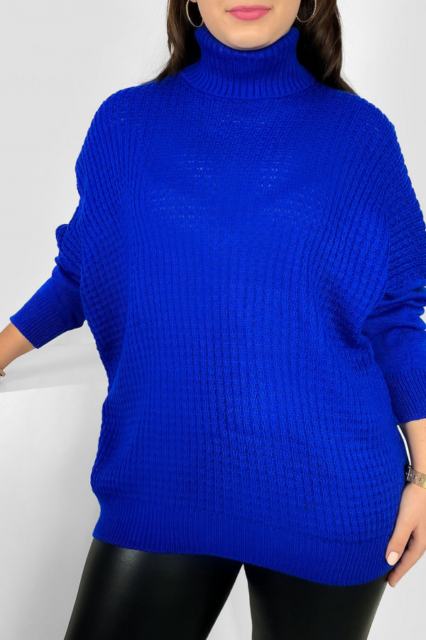 Duży sweter golf damski plus size w kolorze kobaltowym wzór kostka Armin 2