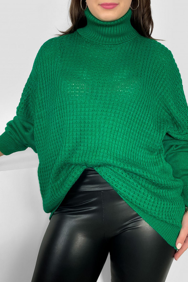Duży sweter golf damski plus size w kolorze zielonym wzór kostka Armin 1