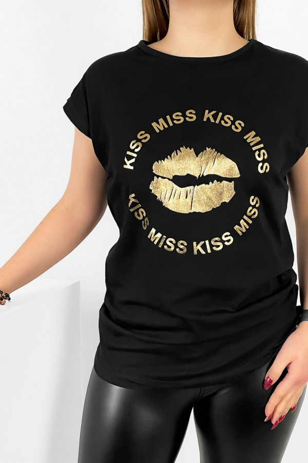 T-shirt damski nietoperz w kolorze czarnym złoty print usta kiss 1