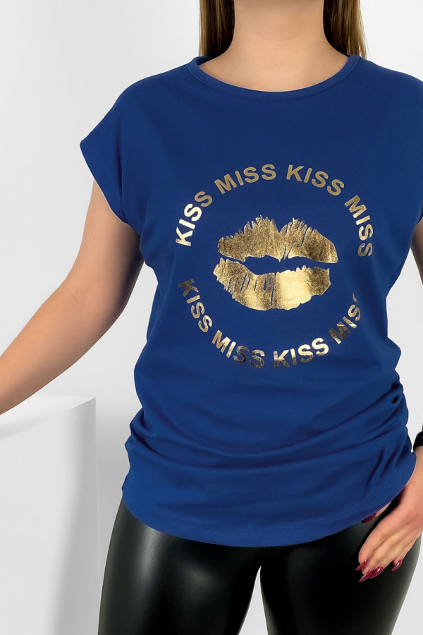 T-shirt damski nietoperz w kolorze kobaltowym złoty print usta kiss 1