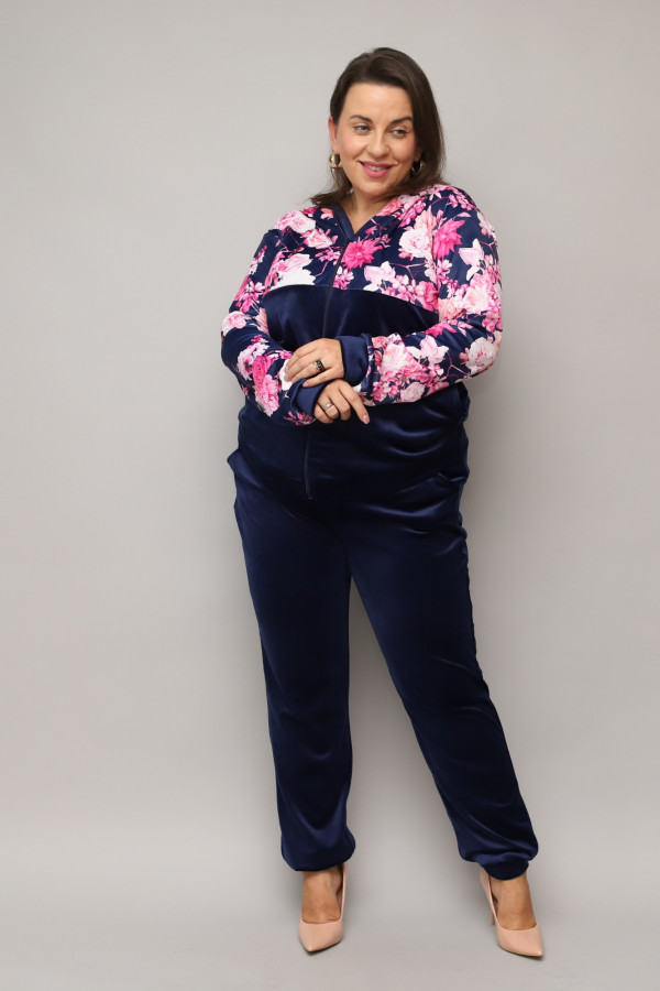 Welurowy dres damski plus size w kolorze granatowym komplet spodnie i bluza kwiaty Carla