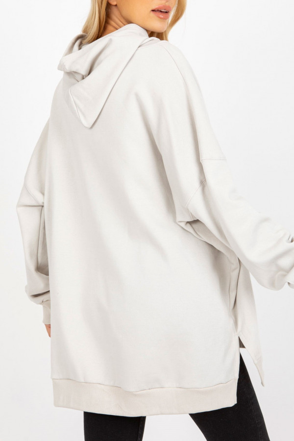 Bluza plus size z kapturem w kolorze jasno szarym rozcięcia dłuższy tył Salma