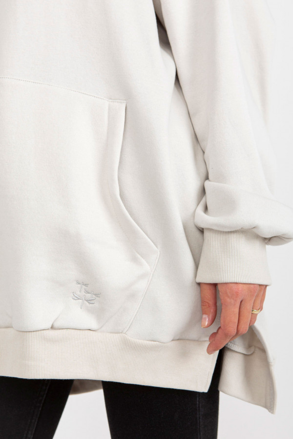 Bluza plus size z kapturem w kolorze jasno szarym rozcięcia dłuższy tył Salma 4