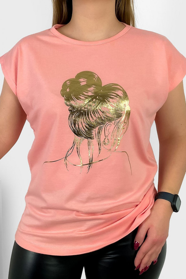 T-shirt damski nietoperz w kolorze łososiowym złoty print kobieta kok