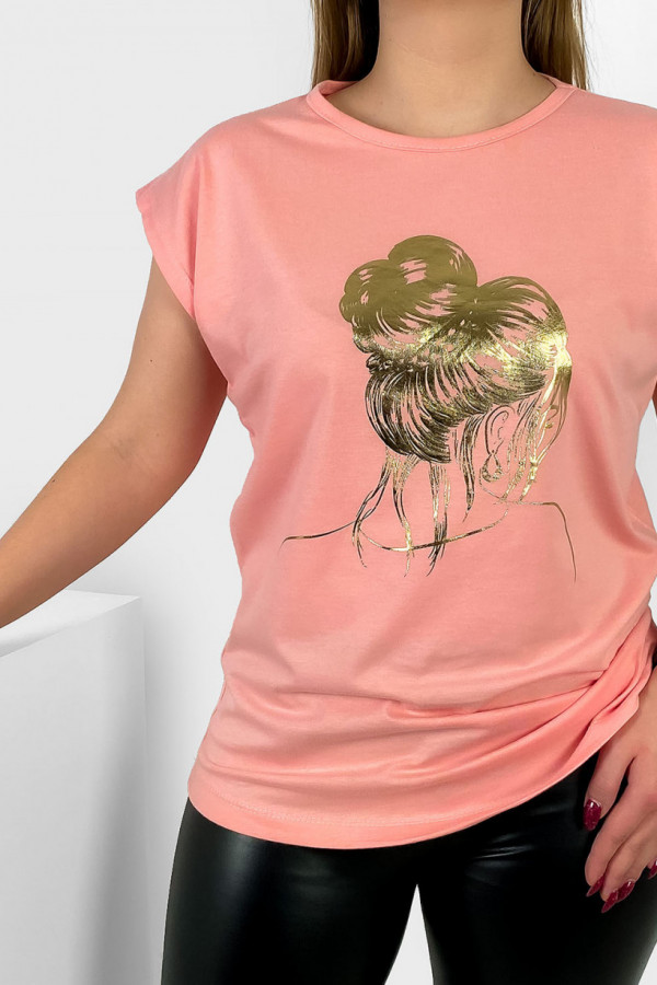 T-shirt damski nietoperz w kolorze łososiowym złoty print kobieta kok 1