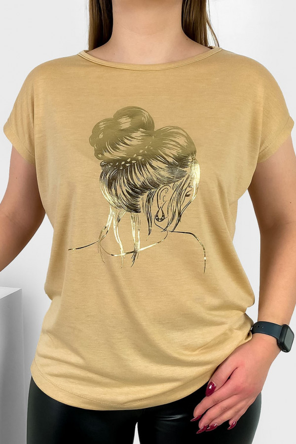T-shirt damski nietoperz w kolorze beżowym złoty print kobieta kok