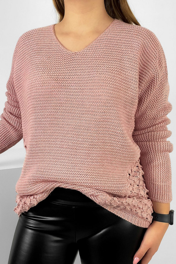 Sweter damski w kolorze pudrowym ażurowy wzór boki rogi