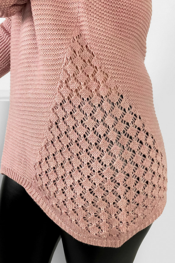 Sweter damski w kolorze pudrowym ażurowy wzór boki rogi 2