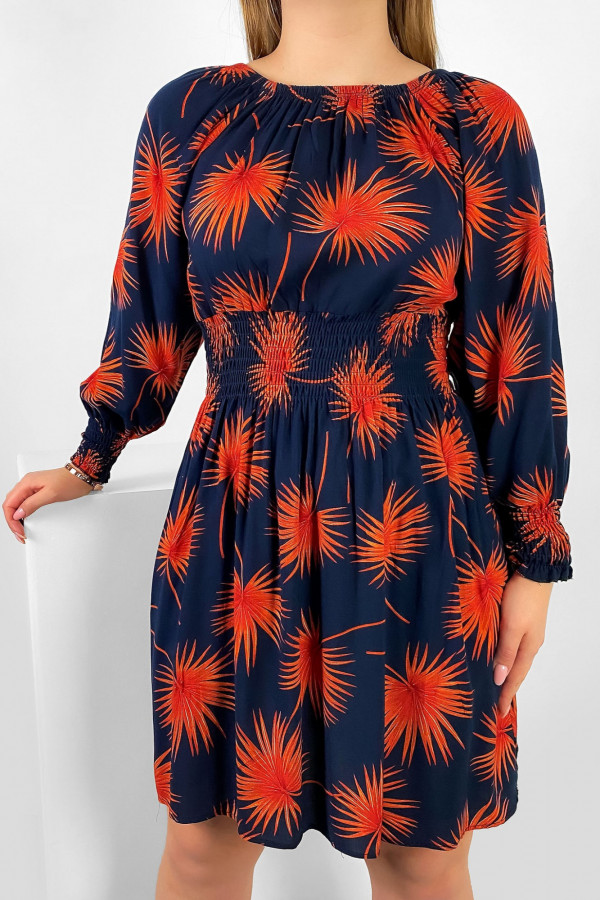Kobieca sukienka w kolorze granatowym ściągacz w pasie wzór pomarańczowe liście palmy