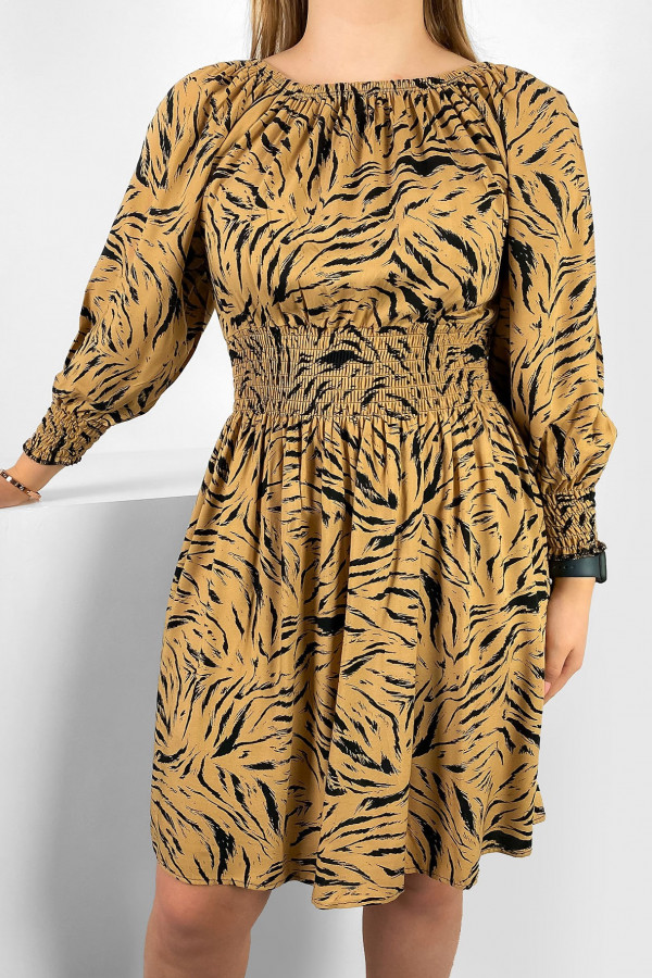 Kobieca sukienka w kolorze beżowym ściągacz w pasie wzór tygrys
