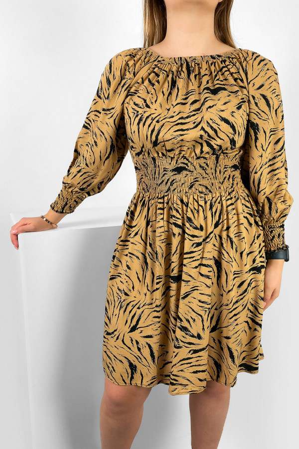 Kobieca sukienka w kolorze beżowym ściągacz w pasie wzór tygrys 1