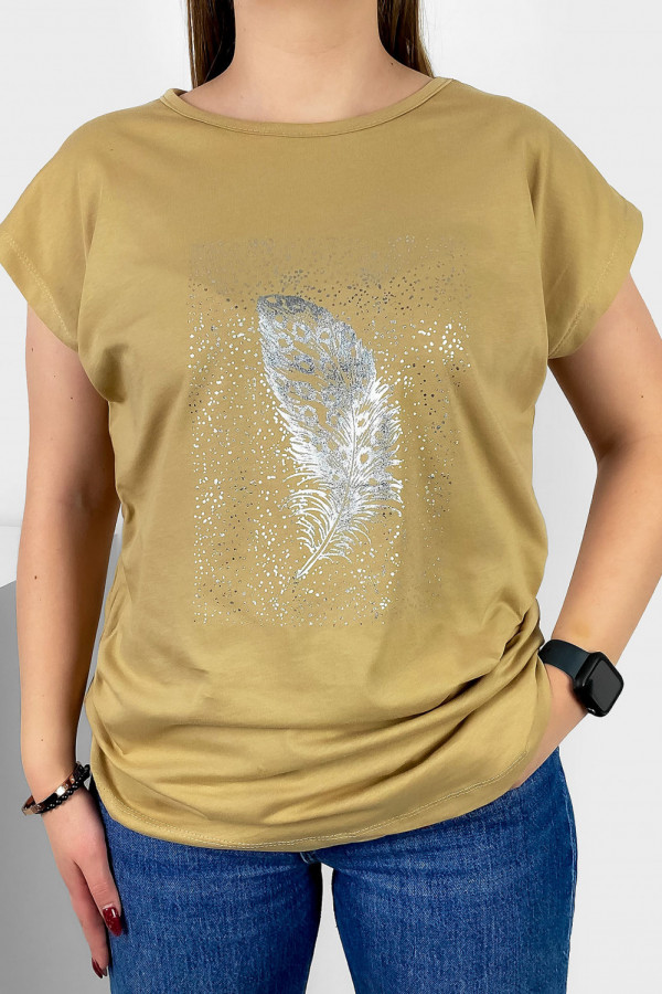 T-shirt damski nietoperz w kolorze beżu latte srebrny print piórko