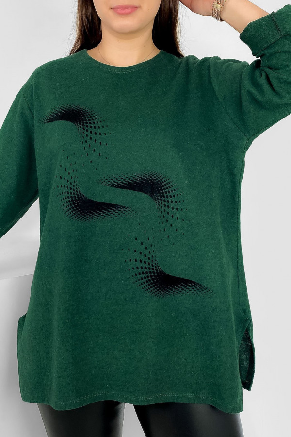Milutka bluzka plus size w kolorze butelkowej zieleni rozcięcia wzór fale Hayami