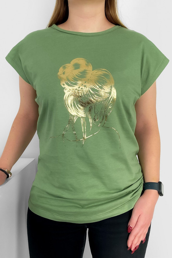 T-shirt damski nietoperz w kolorze pistacjowym złoty print kobieta kok
