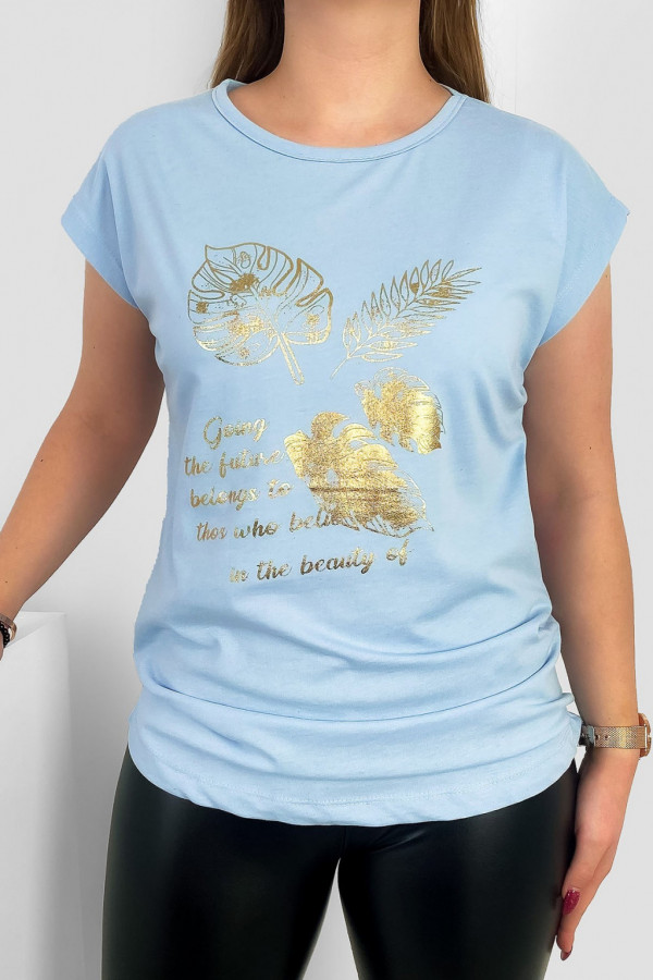 T-shirt damski nietoperz w kolorze błękitnym złoty print napisy liście