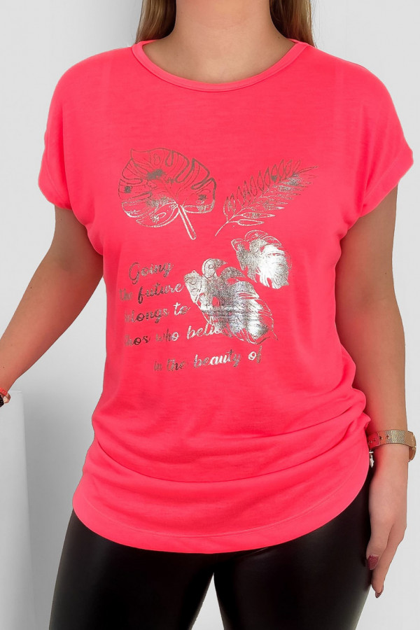 T-shirt damski nietoperz w kolorze fluo róż srebrny print napisy liście
