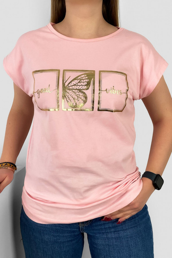 T-shirt damski nietoperz w kolorze pudrowym złoty print good vibes motyl