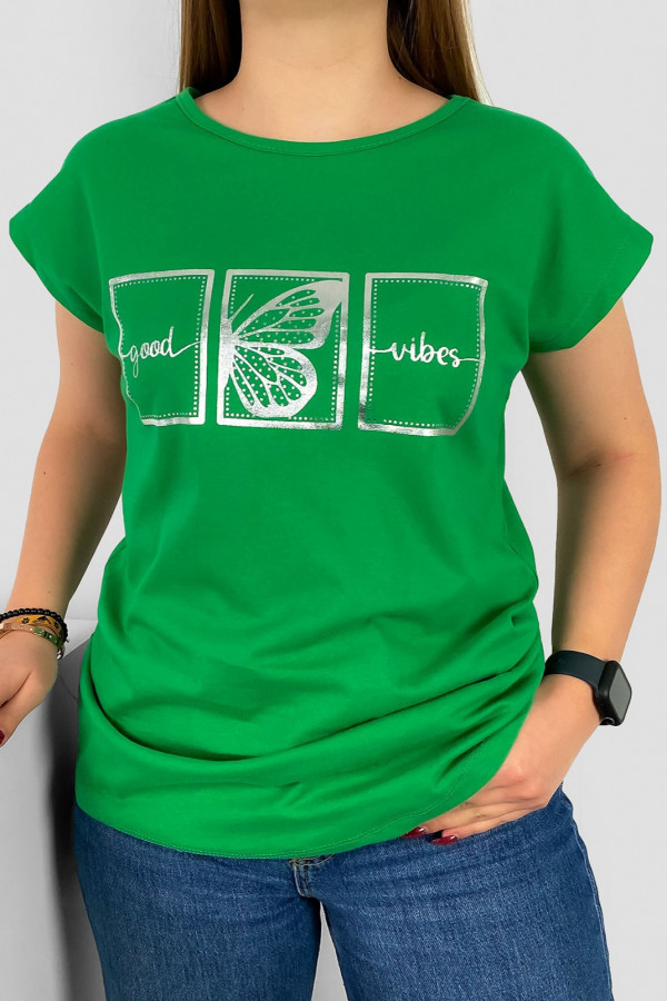 T-shirt damski nietoperz w kolorze zielonym srebrny print good vibes motyl