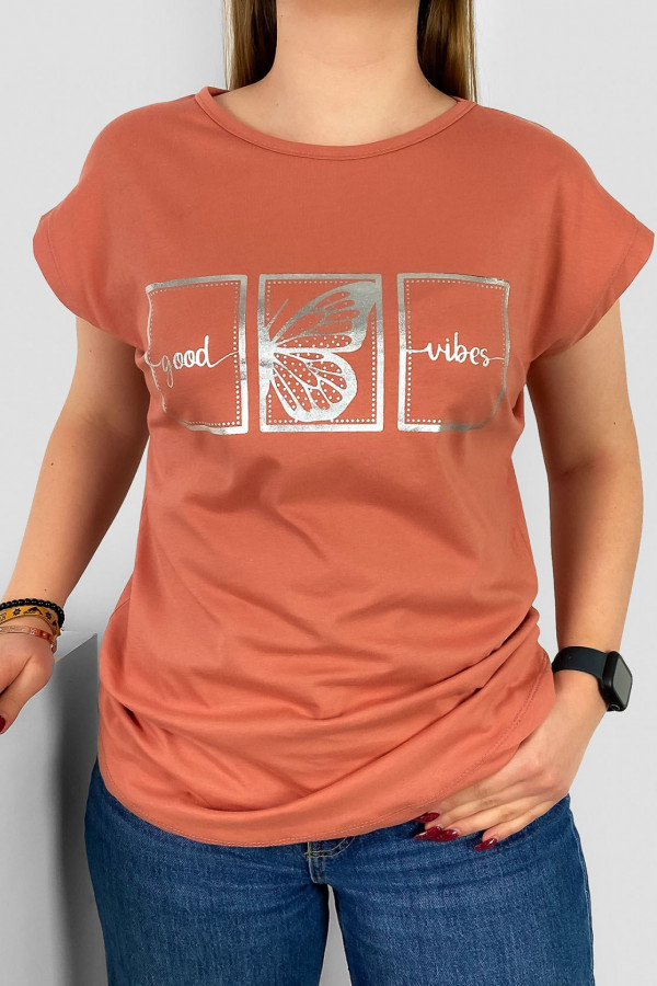 T-shirt damski nietoperz w kolorze brzoskwiniowym srebrny print good vibes motyl