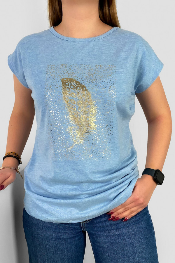 T-shirt damski nietoperz w kolorze błękitny melanż złoty print piórko